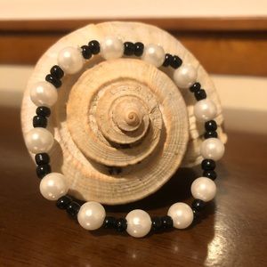 Pearl Bracelet with black beads